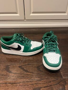 Green and White Low-Top Sneakers - Nike Style women’s size 7